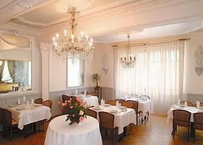 Gloria & Avenue Lourdes